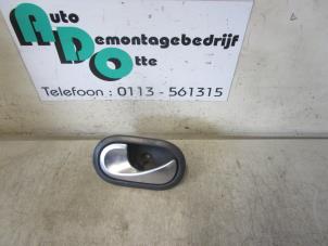 Begagnade Dörrhandtag, 4-dörrars, vänster fram Renault Megane II Grandtour (KM) 2.0 16V Pris € 15,00 Marginaltabell erbjuds av Autodemontagebedrijf Otte