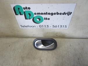Begagnade Dörrhandtag, 4-dörrars, vänster bak Renault Megane II Grandtour (KM) 2.0 16V Pris € 10,00 Marginaltabell erbjuds av Autodemontagebedrijf Otte