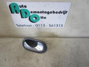 Begagnade Dörrhandtag, 4-dörrars, höger bak Renault Megane II Grandtour (KM) 2.0 16V Pris € 10,00 Marginaltabell erbjuds av Autodemontagebedrijf Otte