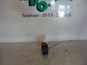Gebruikte Schakelaar Luchtcirculatie Volkswagen Transporter/Caravelle T4 1.9 TD Prijs € 10,00 Margeregeling aangeboden door Autodemontagebedrijf Otte