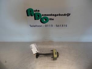 Używane Ogranicznik drzwi prawych tylnych wersja 4-drzwiowa Jaguar S-type (X200) 3.0 V6 24V Cena € 15,00 Procedura marży oferowane przez Autodemontagebedrijf Otte