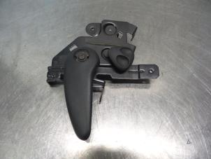 Begagnade Handtag, skjutdörr, höger Renault Trafic New (FL) 1.9 dCi 100 16V Pris € 20,00 Marginaltabell erbjuds av Autodemontagebedrijf Otte