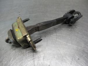 Begagnade Dörrstopp, 4-dörrars, höger bak Jaguar X-type 2.0 D 16V Pris € 15,00 Marginaltabell erbjuds av Autodemontagebedrijf Otte