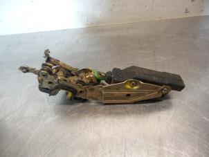 Begagnade Dörrlåsmekanism, 2-dörrars, vänster Opel Calibra 2.0i Pris € 40,00 Marginaltabell erbjuds av Autodemontagebedrijf Otte