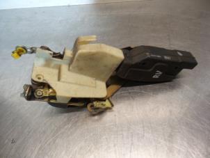 Begagnade Dörrlåsmekanism, 2-dörrars, höger Opel Calibra 2.0i Pris € 40,00 Marginaltabell erbjuds av Autodemontagebedrijf Otte