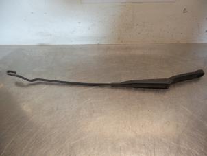 Begagnade Främre torkararm Opel Calibra 2.0i Pris € 15,00 Marginaltabell erbjuds av Autodemontagebedrijf Otte