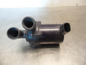 Begagnade Extra vattenpump Volkswagen Touran (1T1/T2) 1.6 FSI 16V Pris € 20,00 Marginaltabell erbjuds av Autodemontagebedrijf Otte
