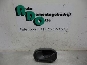 Begagnade Dörrhandtag, 4-dörrars, vänster fram Renault Megane II (BM/CM) 1.5 dCi 80 Pris € 15,00 Marginaltabell erbjuds av Autodemontagebedrijf Otte