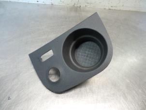 Begagnade Mugghållare Seat Leon (1P1) 1.9 TDI 105 Pris € 10,00 Marginaltabell erbjuds av Autodemontagebedrijf Otte