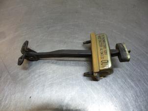 Używane Ogranicznik drzwi prawych tylnych wersja 4-drzwiowa Jaguar S-type (X200) 2.5 V6 24V Cena € 15,00 Procedura marży oferowane przez Autodemontagebedrijf Otte