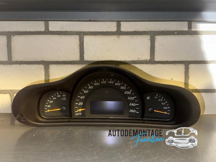 Vägmätare KM från en Mercedes-Benz C Sportcoupé (C203) 2.2 C-220 CDI 16V 2003