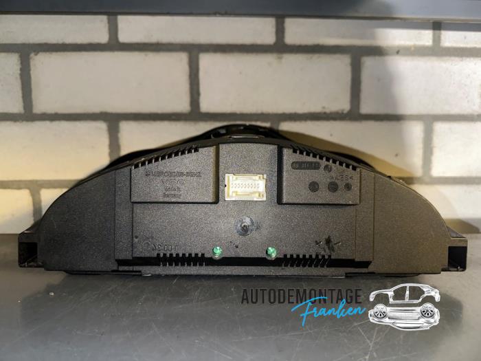 Vägmätare KM från en Mercedes-Benz C Sportcoupé (C203) 2.2 C-220 CDI 16V 2003