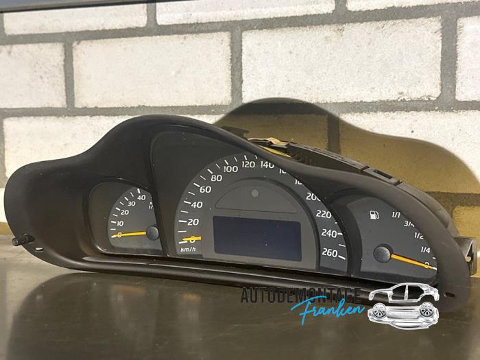 Vägmätare KM från en Mercedes-Benz C Sportcoupé (C203) 2.2 C-220 CDI 16V 2003