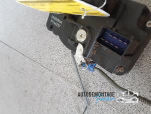 Begagnade Dörrlåsmekanism, 2-dörrars, vänster Opel Vivaro 2.5 CDTI 16V Pris € 35,00 Marginaltabell erbjuds av Franken Autodemontage B.V.