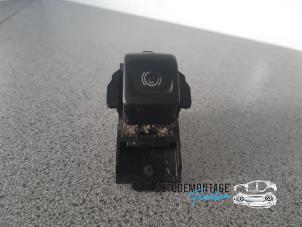 Gebruikte Handrem schakelaar Opel Insignia Sports Tourer 2.0 CDTI 16V 160 Ecotec Prijs € 20,00 Margeregeling aangeboden door Franken Autodemontage B.V.