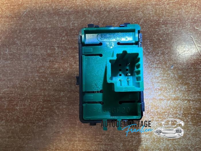 ASR-brytare från en Renault Captur (2R) 0.9 Energy TCE 12V 2013