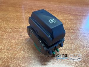 Begagnade ASR-brytare Renault Captur (2R) 0.9 Energy TCE 12V Pris € 10,00 Marginaltabell erbjuds av Franken Autodemontage B.V.