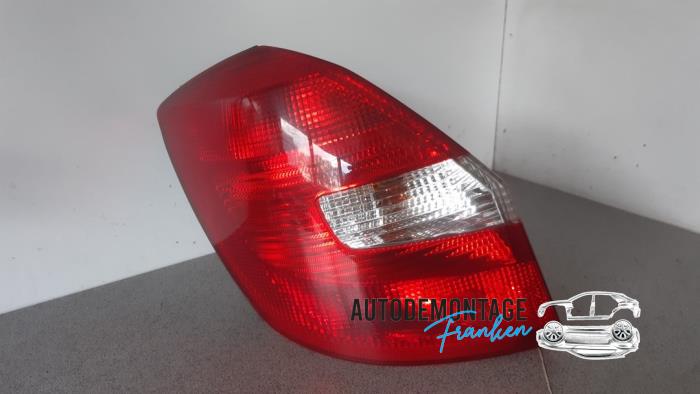 Baklykta, vänster från en Skoda Fabia II Combi 1.2i 12V 2009