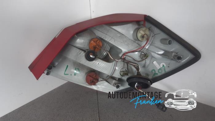 Baklykta, vänster från en Skoda Fabia II Combi 1.2i 12V 2009