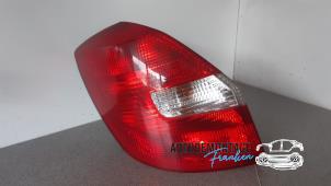 Begagnade Baklykta, vänster Skoda Fabia II Combi 1.2i 12V Pris € 40,00 Marginaltabell erbjuds av Franken Autodemontage B.V.