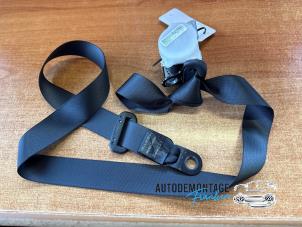 Begagnade Bakre säkerhetsbälte, höger Peugeot 108 1.0 12V VVT-i Pris € 30,00 Marginaltabell erbjuds av Franken Autodemontage B.V.