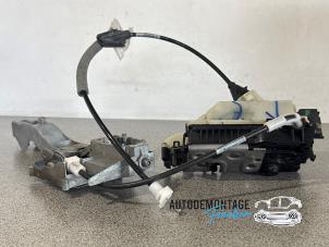 Gebruikte Deurslot Mechaniek 4Deurs rechts-voor Peugeot 208 I (CA/CC/CK/CL) 1.2 Vti 12V PureTech 82 Prijs € 40,00 Margeregeling aangeboden door Franken Autodemontage B.V.