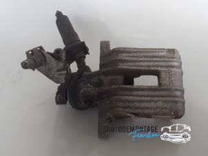 Używane Zacisk hamulcowy lewy tyl Audi A3 (8P1) 1.6 Cena € 40,00 Procedura marży oferowane przez Franken Autodemontage B.V.