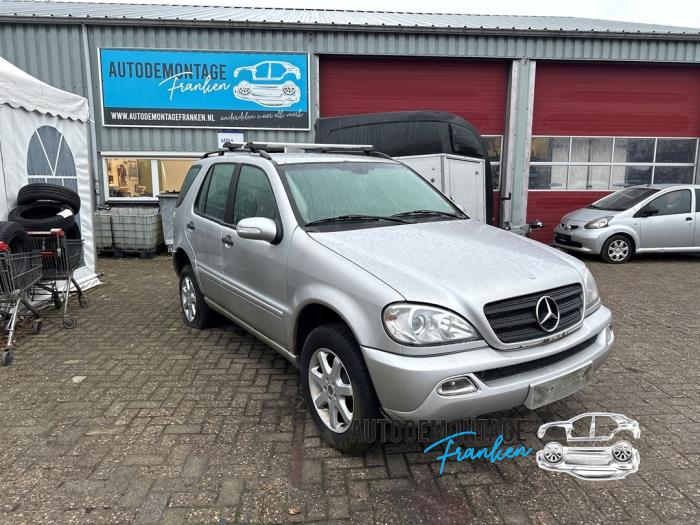 Luftkonditioneringspump från en Mercedes-Benz ML I (163) 270 2.7 CDI 20V 2001