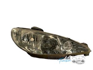 Begagnade Strålkastare, höger Peugeot 206 SW (2E/K) 1.4 Pris € 30,00 Marginaltabell erbjuds av Franken Autodemontage B.V.