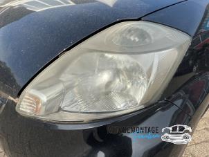 Gebruikte Koplamp links Daihatsu Sirion 2 (M3) 1.0 12V DVVT Prijs € 50,00 Margeregeling aangeboden door Franken Autodemontage B.V.