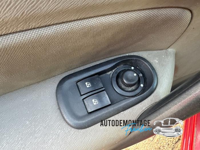 Schakelaar Spiegel van een Renault Kangoo/Grand Kangoo (KW) 1.5 dCi 70 2008