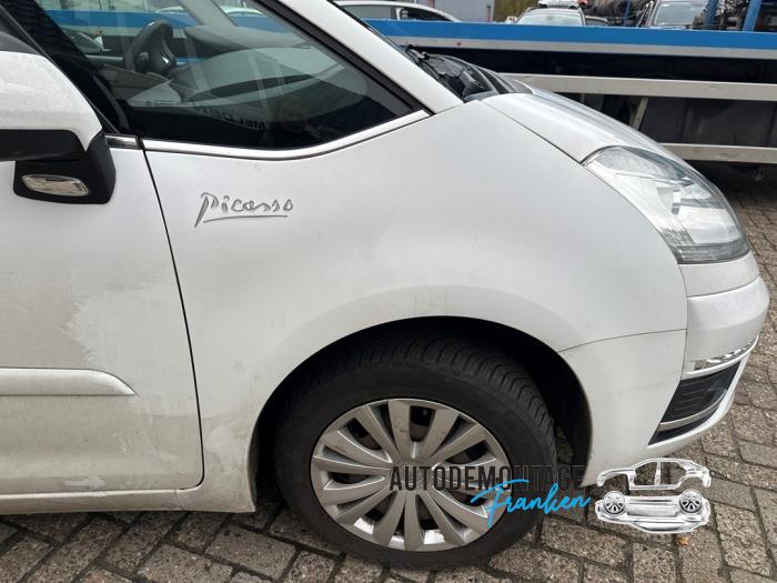 Framskärm, höger från en Citroën C4 Picasso (UD/UE/UF) 1.6 HDiF 16V 110 2012