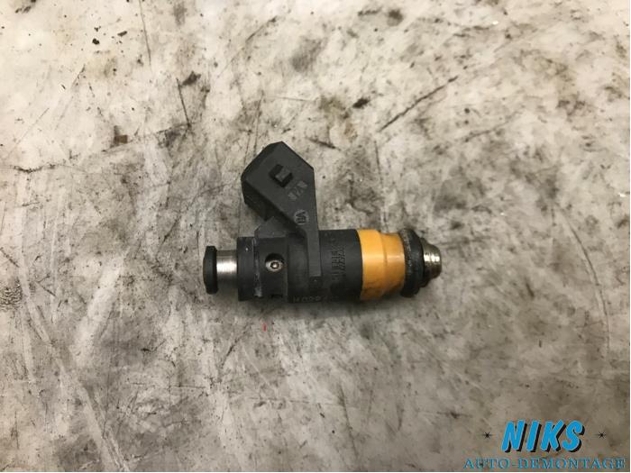 Injector (benzine injectie) van een Renault Clio II (BB/CB) 1.4 16V 2001