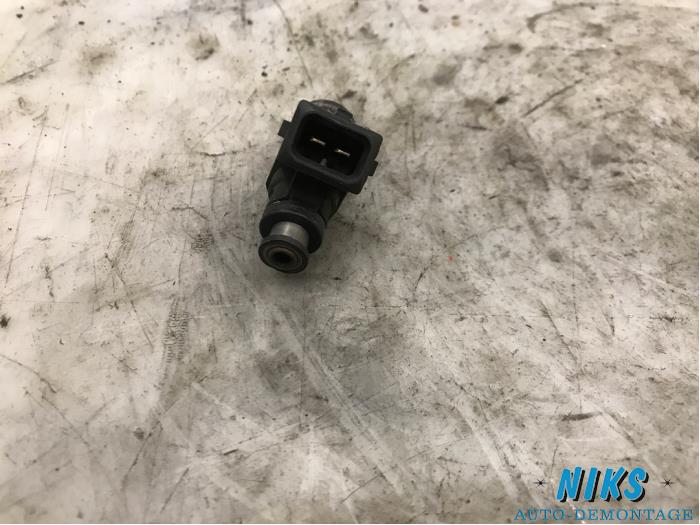 Injector (benzine injectie) van een Renault Clio II (BB/CB) 1.4 16V 2001