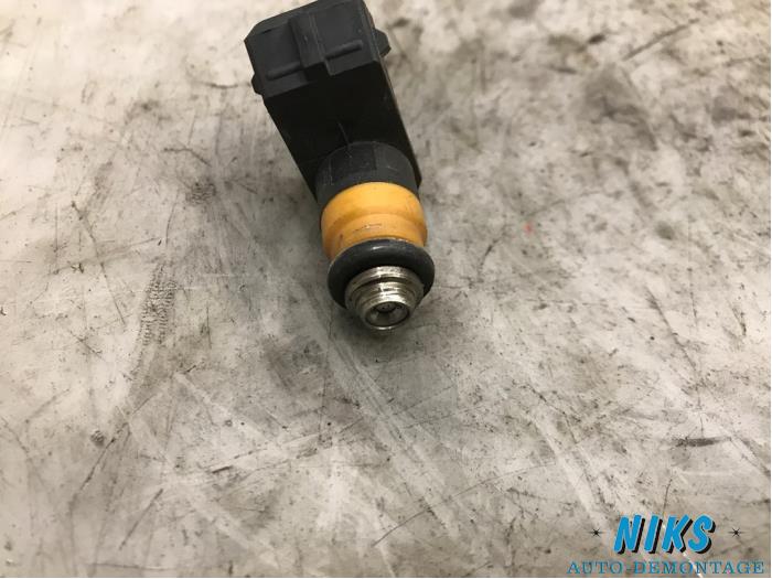 Injector (benzine injectie) van een Renault Clio II (BB/CB) 1.4 16V 2001