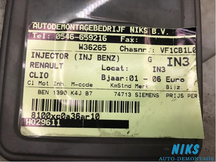 Injector (benzine injectie) van een Renault Clio II (BB/CB) 1.4 16V 2001