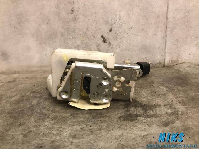 Dörrmekanism, 4-dörrars, höger bak från en Suzuki Alto 1.0 12V 2010