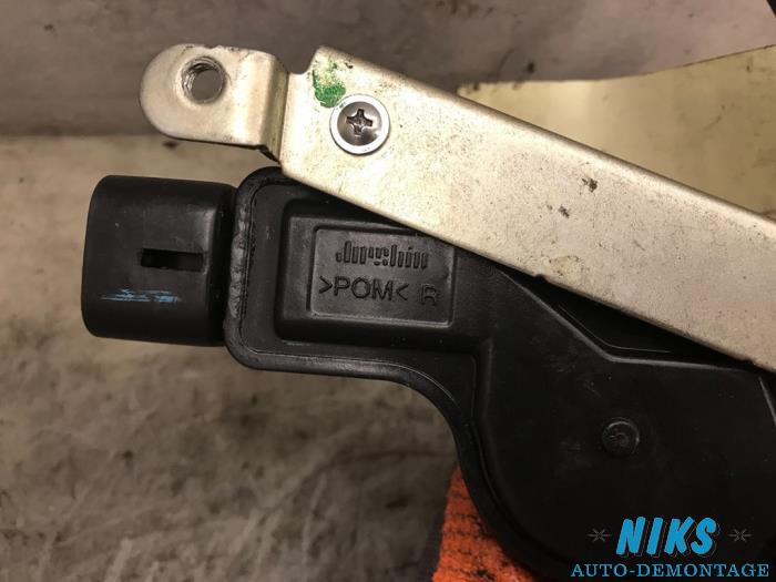 Dörrmekanism, 4-dörrars, höger bak från en Suzuki Alto 1.0 12V 2010