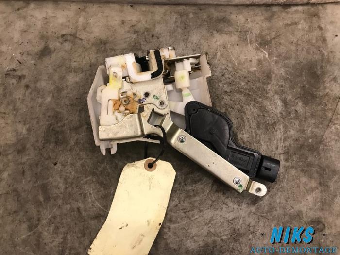 Dörrmekanism, 4-dörrars, höger bak från en Suzuki Alto 1.0 12V 2010