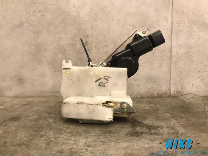 Dörrmekanism, 4-dörrars, höger bak från en Suzuki Alto 1.0 12V 2010