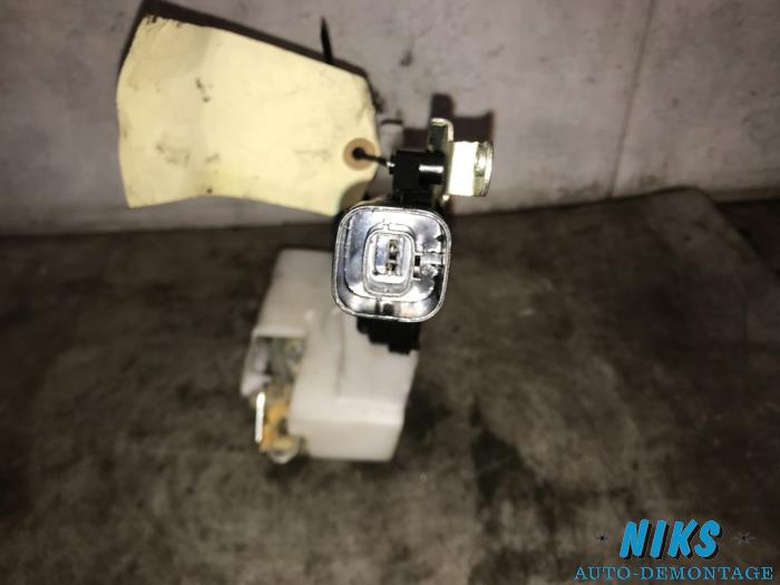 Dörrmekanism, 4-dörrars, höger bak från en Suzuki Alto 1.0 12V 2010