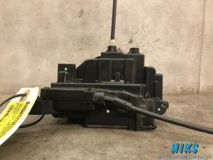 Używane Mechanizm blokady drzwi lewych tylnych wersja 4-drzwiowa Renault Modus/Grand Modus (JP) Cena na żądanie oferowane przez Niks autodemontage