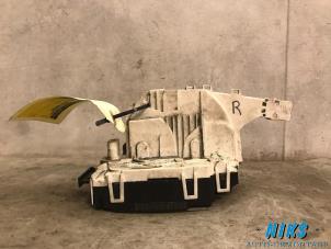 Używane Mechanizm blokady drzwi prawych wersja 2-drzwiowa Mercedes Sprinter 3,5t (906.73) 311 CDI 16V Cena na żądanie oferowane przez Niks autodemontage