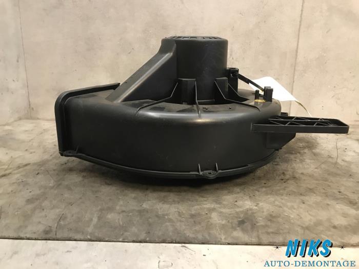 Heating and ventilation fan motor from a Skoda Fabia (6Y5) 1.4i 16V 2004