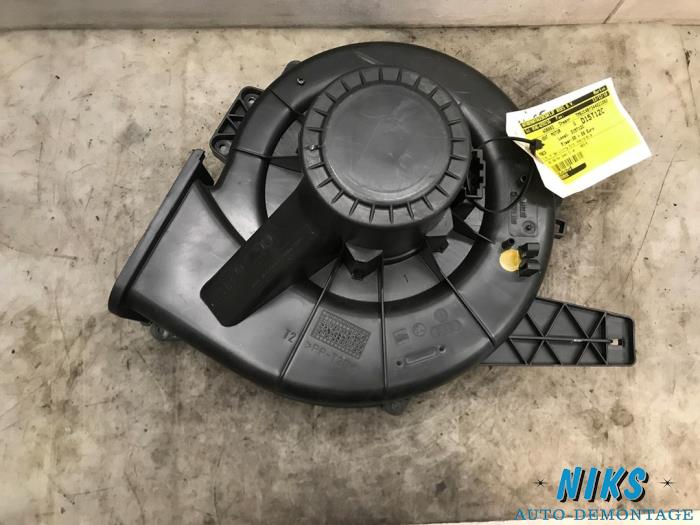 Heating and ventilation fan motor from a Skoda Fabia (6Y5) 1.4i 16V 2004