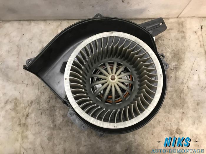 Heating and ventilation fan motor from a Skoda Fabia (6Y5) 1.4i 16V 2004