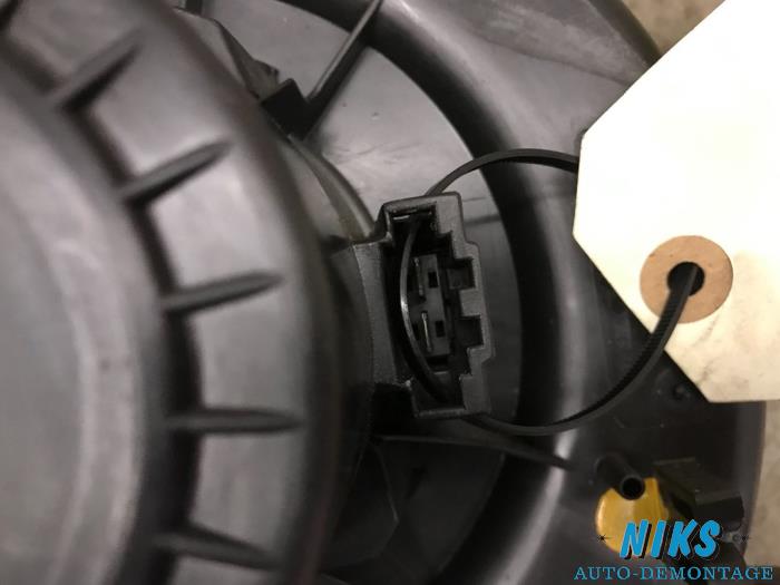 Heating and ventilation fan motor from a Skoda Fabia (6Y5) 1.4i 16V 2004
