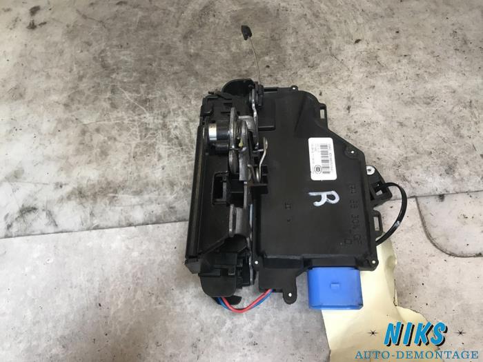 Türschlossmechanik 2-türig rechts van een Volkswagen Caddy Combi III (2KB,2KJ) 2.0 Ecofuel 2009