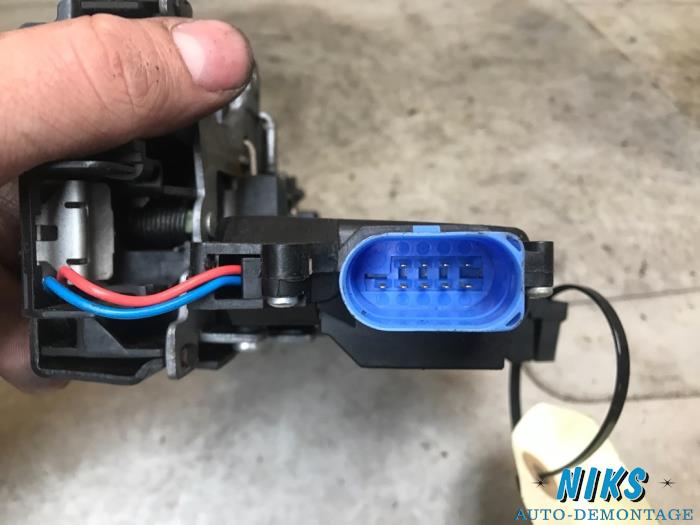 Türschlossmechanik 2-türig rechts van een Volkswagen Caddy Combi III (2KB,2KJ) 2.0 Ecofuel 2009