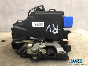 Używane Mechanizm blokady drzwi prawych przednich wersja 4-drzwiowa Volkswagen Touran (1T1/T2) 1.9 TDI 100 Cena na żądanie oferowane przez Niks autodemontage